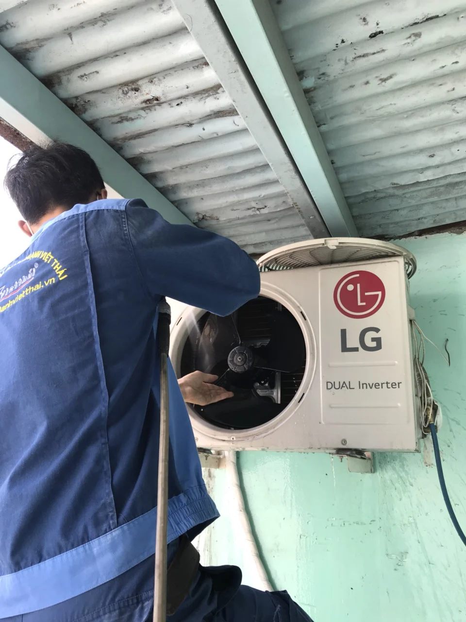Xịt sạch sẽ lá nhôm tản nhiệt của dàn nóng