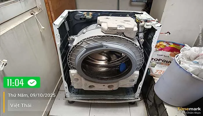 Tiến hành treo cụm lồng giặt và 2 lò xo sau đó gắn 2 cục bê tông, phuộc, máng nước, motor, dây curoa.. .chú ý gắn đầy đủ ốc đúng vị trí và xiết ốc thật chắc chắn.