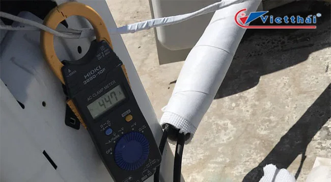 Đo dòng làm việc và gas nhận biết máy lạnh này 1 ngựa đang dư gas