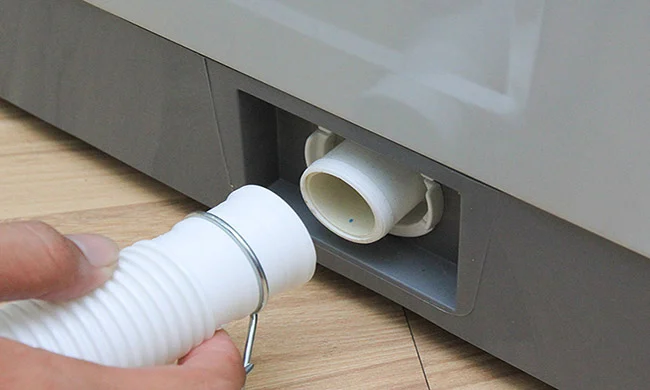 Kiểm tra ống nước xả máy giặt, nếu bị rách to thì thay mới