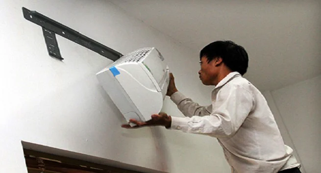 Tháo cục lạnh xuống đất