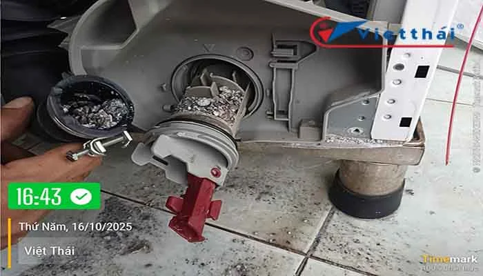 Lọc rác chứa nhiều vụn như cặn xi măng vỡ rớt ra đó cũng là biểu hiện của chảng ba bị mục gãy