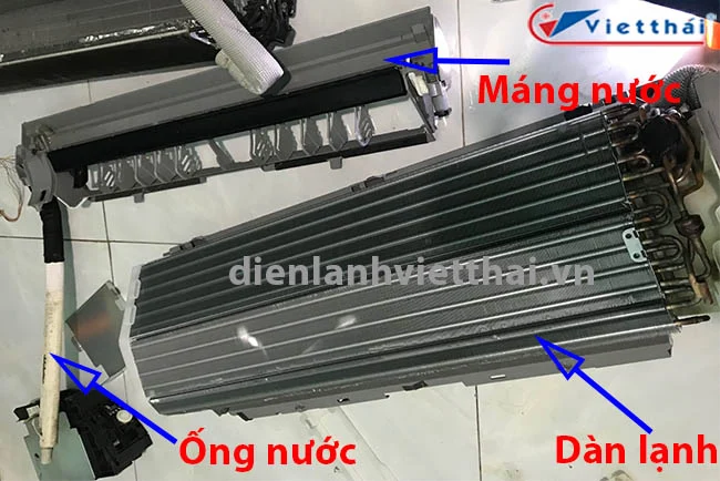 Nước từ dàn lạnh chảy xuống máng hứng sau đó chảy theo đường ống nước lắp bên trái hoặc bên phải của máng nước chảy ra ngoài