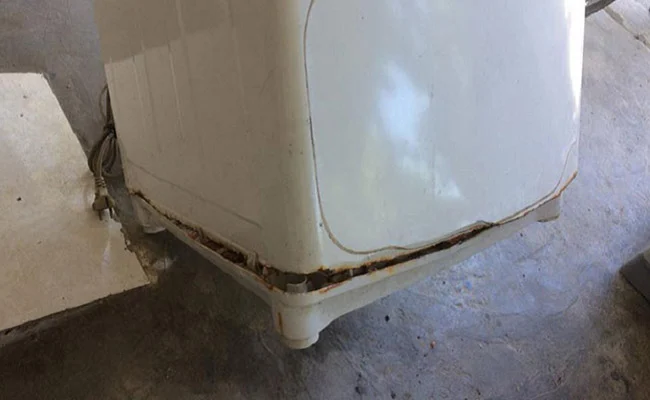 Máy giặt bị rò rỉ nước lâu ngày bị mục vỏ thùng, gãy chân