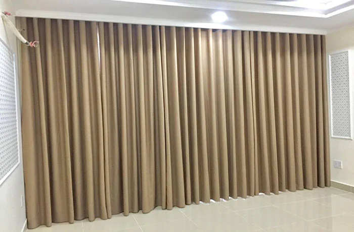 Dùng rèm cách nhiệt che chắn ánh nắng mặt trời chiếu vào