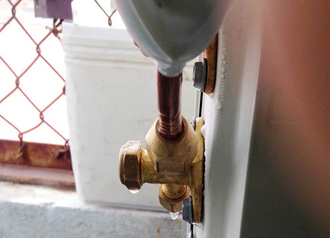 Nước nhỏ thành giọt chỗ van cục nóng do chưa được quấn cách nhiệt