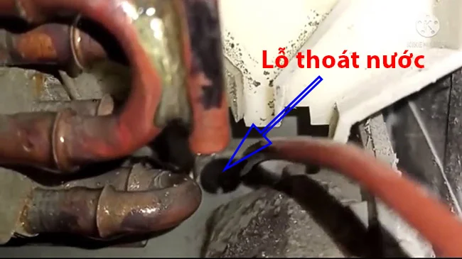 Chọc dây thông hoặc dùng ống thổi mạnh vào lỗ thoát nước nước để thông sạch chất dơ bẩn đang làm cho nghẹt ống thoát nước