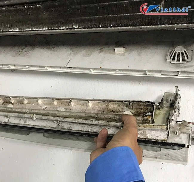 Máy lạnh bẩn quá nên bị tắc máng hứng nước ngưng dẫn đến chảy nước ra nhà