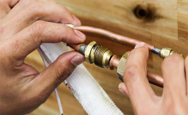 Ống đồng dẫn gas bị gập làm máy lạnh bị nghẹt một phần, dẫn đến đông đá dàn lạnh, bị chảy nước