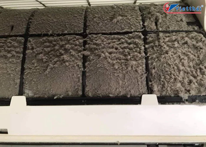 Bụi bám quá nhiều khi không thường xuyên bảo trì máy lạnh