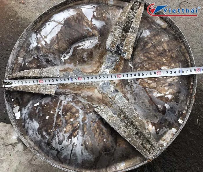 Cặn bẩn tích tụ lâu ngày và hóa chất tẩy rửa có thể gây ăn mòn làm gãy chảng ba máy giặt electrolux