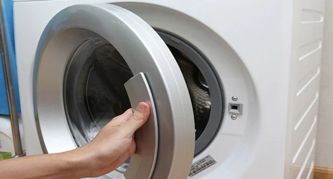 Nên đợi lồng giặt khô thì hãy đóng nắp cửa máy giặt lại