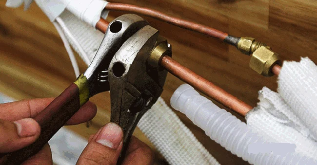 Tháo tán đồng kết nối cục lạnh và ống đồng