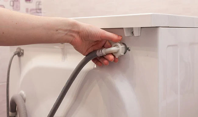 Kiểm tra khu vực dây cấp nước máy giặt xem có vặn chặt chưa ?