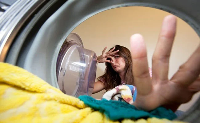 Sau khi giặt xong độ ẩm trong máy còn, nếu đóng kín nắp cửa ngay thì rất dễ tạo điều kiện cho vi khuẩn sinh sôi