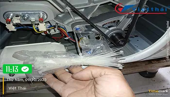 Sử dụng dây đai rút dây điện gọn gàng lại